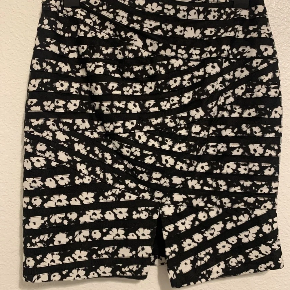 White House Black Market Floral Zig Zag Pencil Straight Skirt Women's Size 00 - Picture 2 of 10